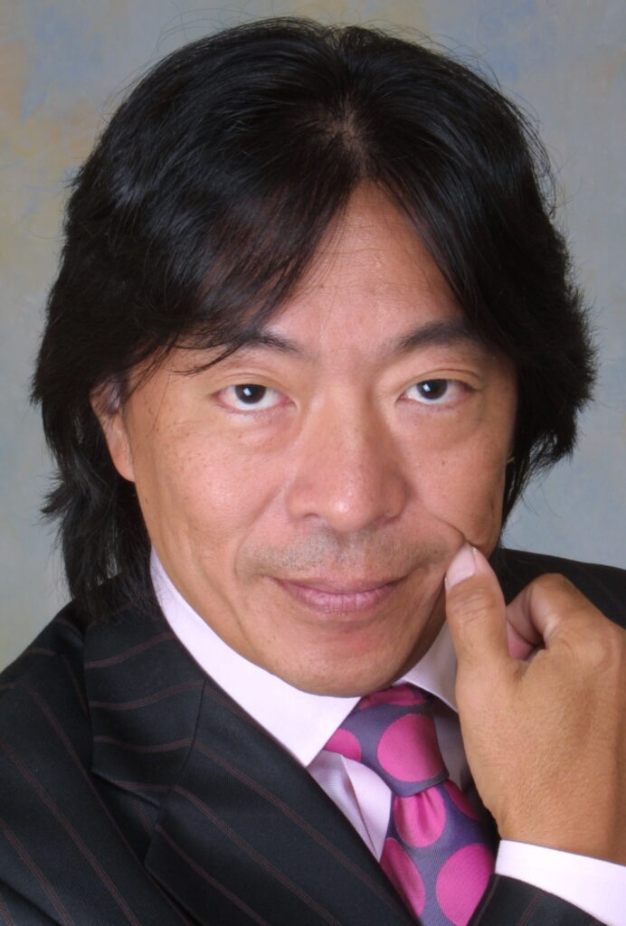 東京・上野黒門町に生まれ、江戸の粋と芸能文化の中で育つ。幼少期より八代目桂文楽師匠の稽古場に通い、落語、音楽、舞台、テレビに親しむ。

立教大学在学中から日本テレビ「11PM」「木曜スペシャル」の制作に参加し、ディレクター、放送作家、構成作家、演出家、プロデューサーとして活動を開始。

「夜のヒットスタジオDX」「FNS歌謡祭」「日本ゴールドディスク大賞」「ポップジャム」など数多くの音楽番組を手がける一方、コンサート、音楽祭、チャリティイベント、レコードプロデュース、アニメ音楽、地域文化事業まで幅広くプロデュース。

テレビ、音楽、イベント、文化事業を横断しながら、アーティストと企画を結び、時代に残るステージと作品を生み出してきた。